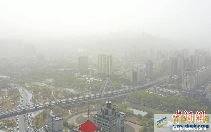 青海西寧遭遇沙塵天氣(圖2)