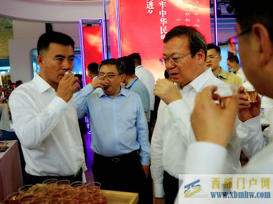 果洛展廳驚艷青洽會(圖1)