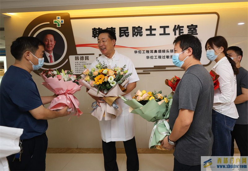 大足區人民醫院：醫學院士收到患者贈送鮮花，大足“華佗工程”幫扶成效明顯(圖1)
