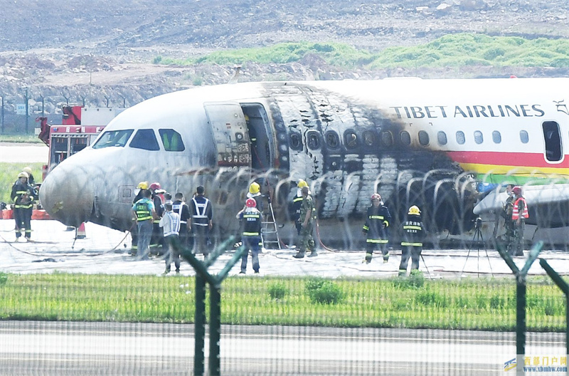 西藏航空一客機偏出跑道事故發生后從業人員講述緊急撤離時乘客應如何正確逃生(圖1)