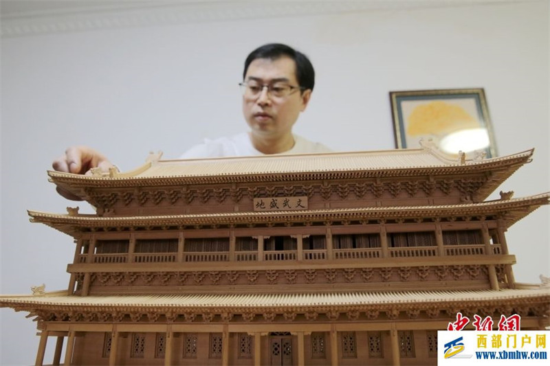 西安手工愛好者上萬零部件制作微縮“鐘鼓樓”(圖1)