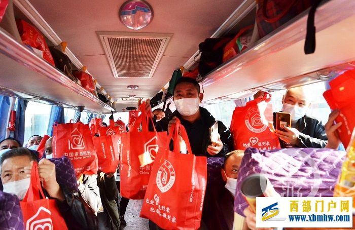 梁平“點對點”包車，助力農民工返工復工(圖1)