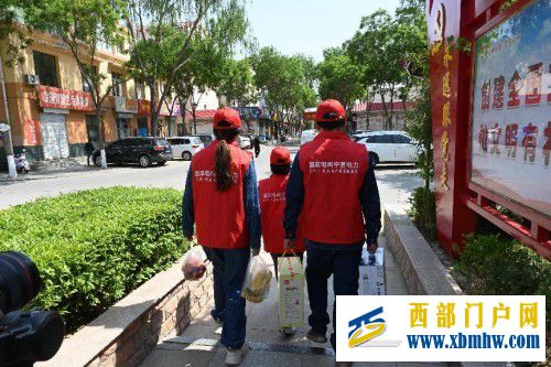 國網吳忠供電公司搭建“供電+社區”平臺開展關愛空巢老人“暖心行動”(圖1)