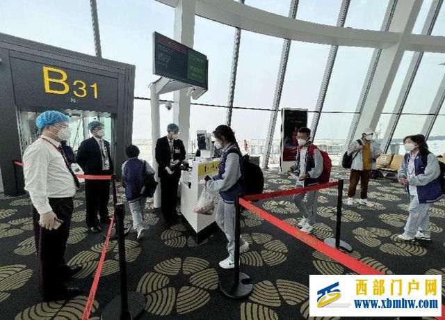 首都航空順利運送251名在京玉樹師生返鄉高考(圖1)
