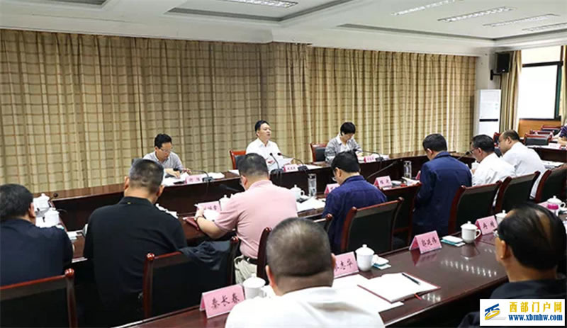 彭水縣委書記錢建超主持召開彭水縣委理論學習中心組（擴大）專題學習會議：統一思想凝聚力量推動彭水經濟社會高質量發展(圖1)