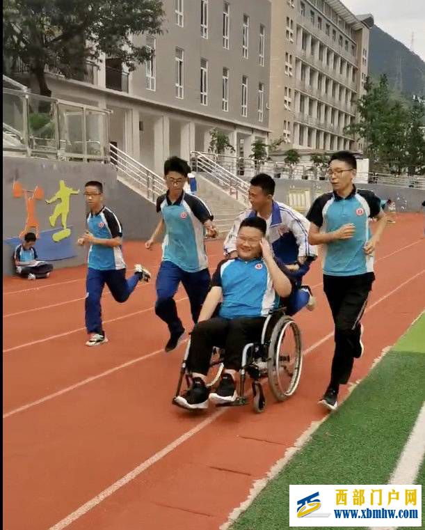 推著坐輪椅的同學跑1000米四川雅安19名學生將獲得的萬元正能量獎金捐給了學校(圖1)