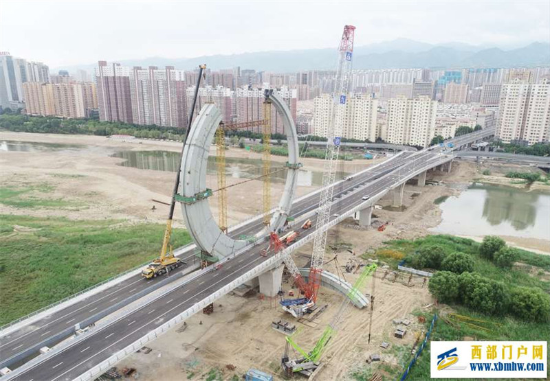 主橋鋼塔環(huán)順利合龍寶雞渭河團(tuán)結(jié)大橋建設(shè)進(jìn)入最后沖刺階段(圖1)