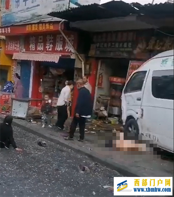 被撞店鋪老板講述六盤水4死10傷交通事故：撞公交站后又沖撞路人(圖1)