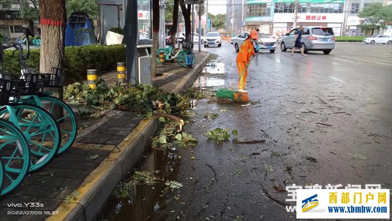 【文明城市咱的家】暴雨過后，這群人讓寶雞迅速刷新顏值(圖1)