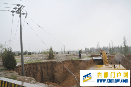 國網(wǎng)寧夏電力寧東供電公司全面吹響防洪防汛“集結(jié)號”確保電網(wǎng)安全度汛(圖1)