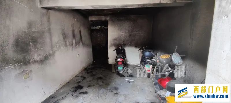 濃煙滾滾！柳州一小區倉庫凌晨起火，多輛電動車被燒成骨架(圖1)